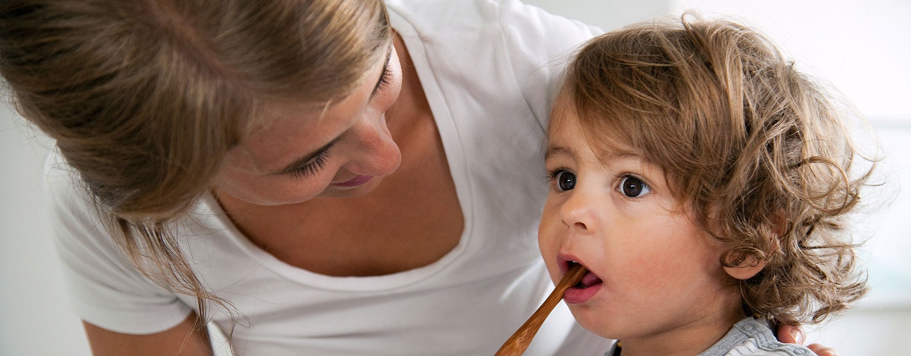 Mutter mit Kind am Zähne putzen