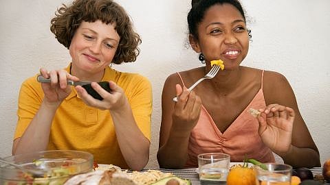 Zwei Frau beim gesunden Essen