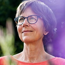 Weleda Mitarbeiterin Helga Betz, traegt braune Haare und eine Brille