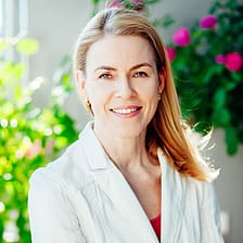 Hautaerztin Dr. Brigitte Roesler, traegt offene blonde Haare und einen weissen Blazer
