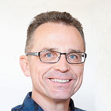 Dr. Frank Meyer, Hausarzt und Autor, traegt kurze Haare und eine Brille