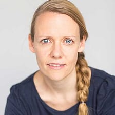 Hebamme Anja Gaca, traegt einen blonden Zopf
