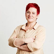 Hebamme Christina Hinderlich, Leiterin des Fachbereichs Hebammen bei Weleda, traegt kurze rote Haare