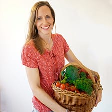 Ernaehrungsberaterin und Apothekerin Antje Behrendt, die einen Korb mit Gemuese traegt
