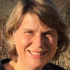 Portrait von Apothekerin Barbara Scheffold, traegt kinnlange braune Haare