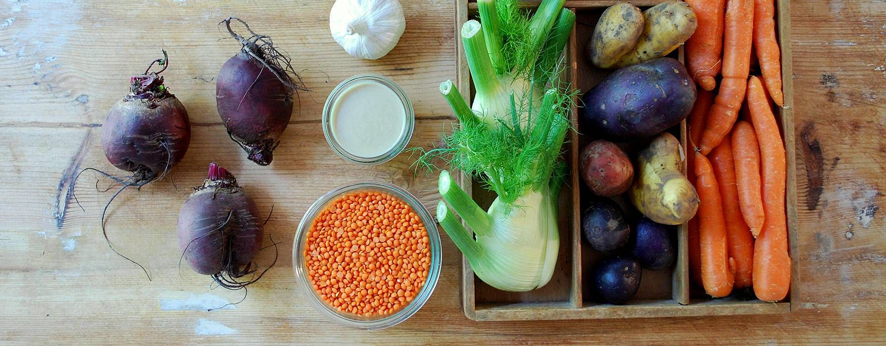 Karotten, Rote Bete, Linsen und anderes Gemuese als Zutaten fuer das Rezept