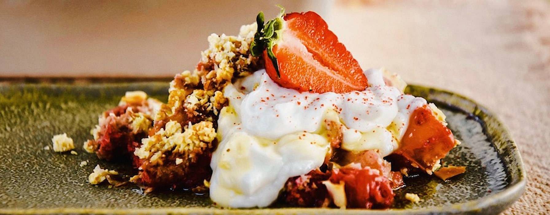 fertiges Hafercrumble dekoriert mit Fruechten