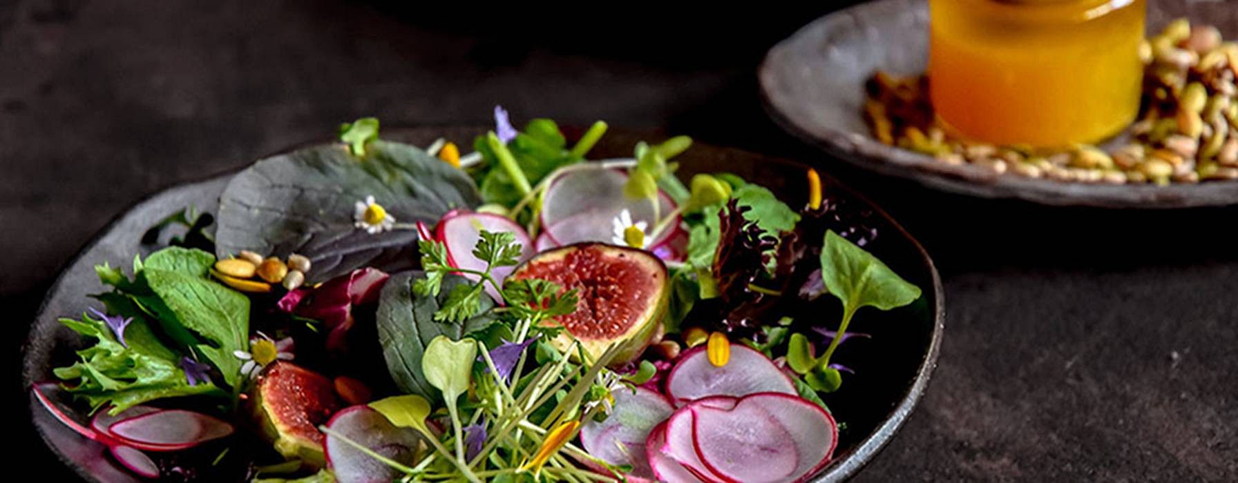 Kräutersalat mit Kamille-Dressing