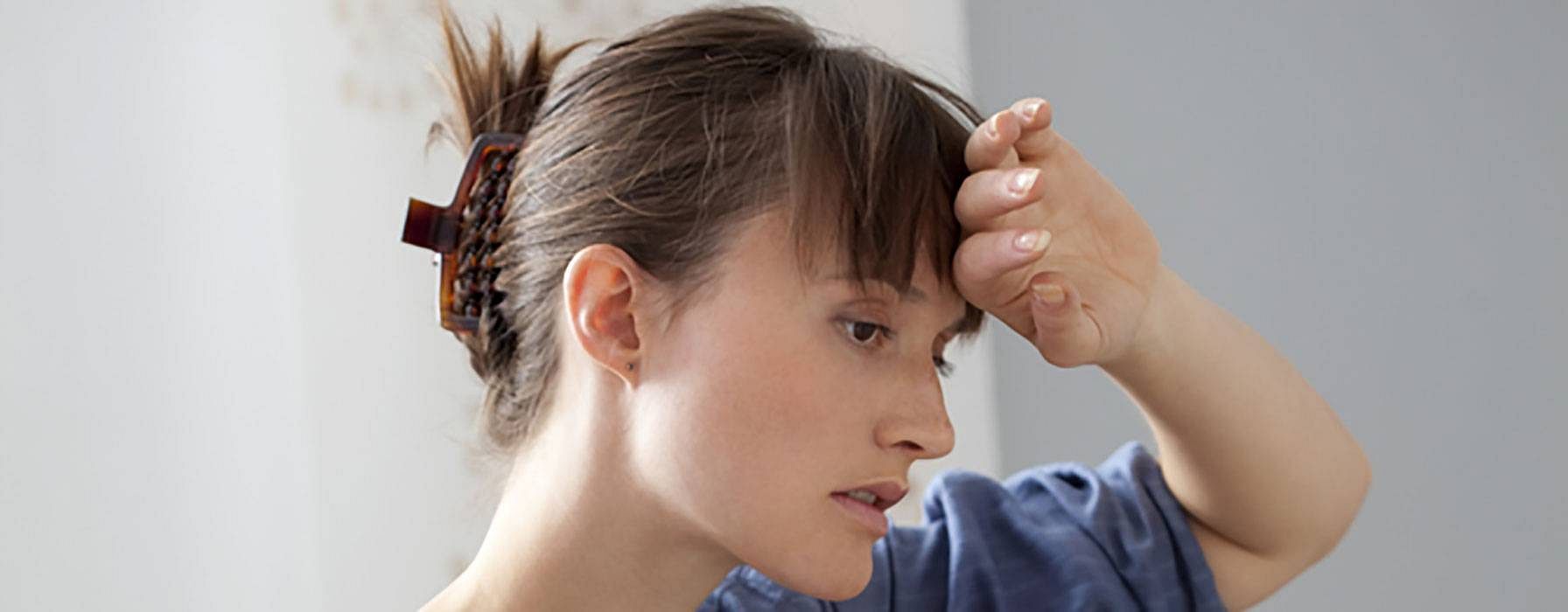 Frau mit braunem langem Haar