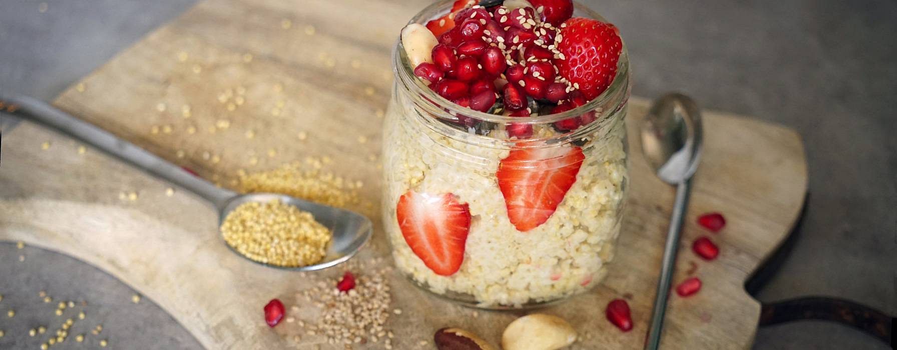 Hirse mit Erdbeeren in einem Glas