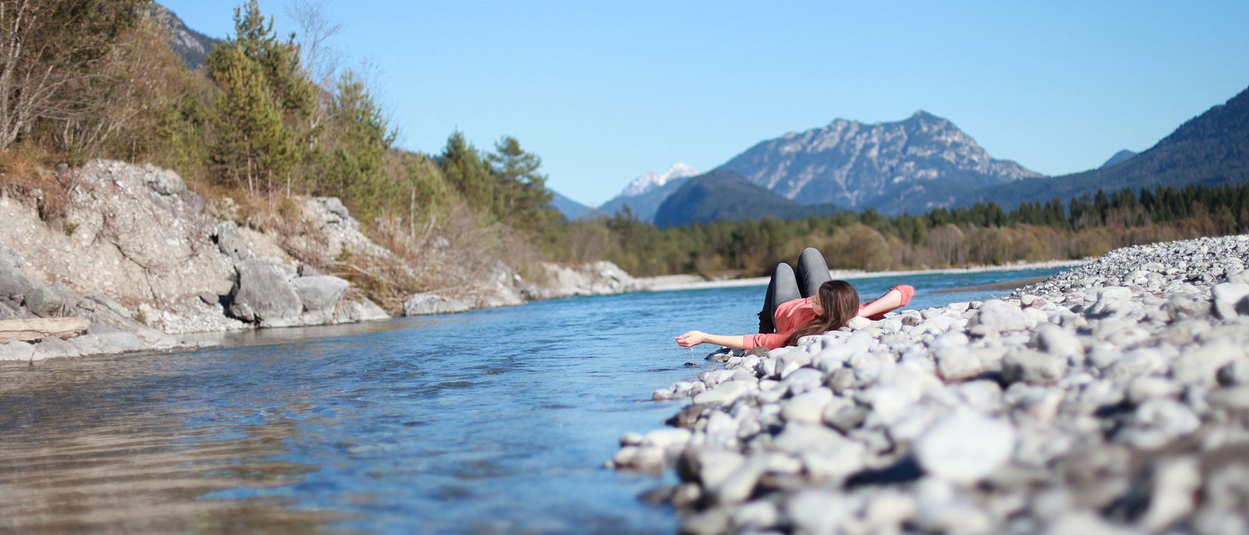 Frau am Fluss