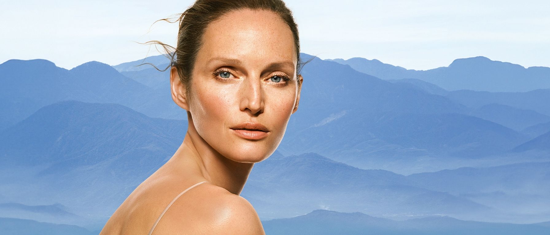 Frau mit blauem Alpenhintergrund