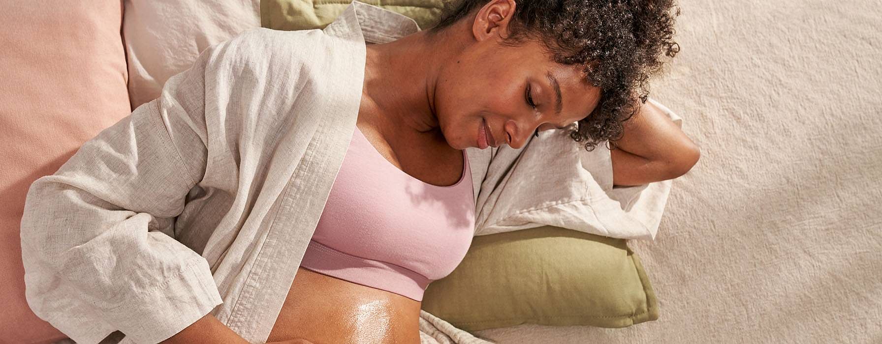 Frau massiert sich den Bauch