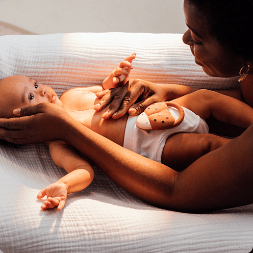 frau hält baby im arm