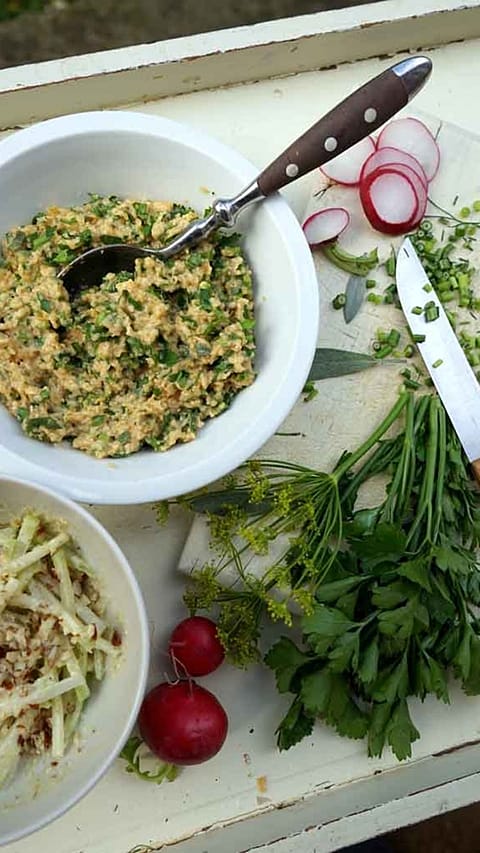 Blick von oben auf die zubereitete Burgermasse und Kohlrabi-Salat