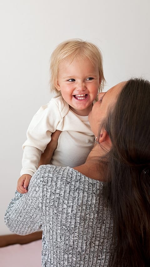 Kind im Arm von der Mutter