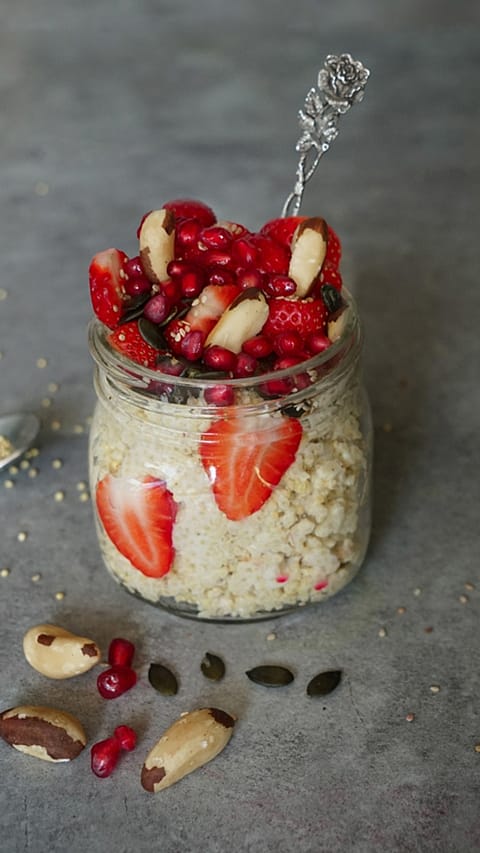 Hirse mit Erdbeeren in einem Glas