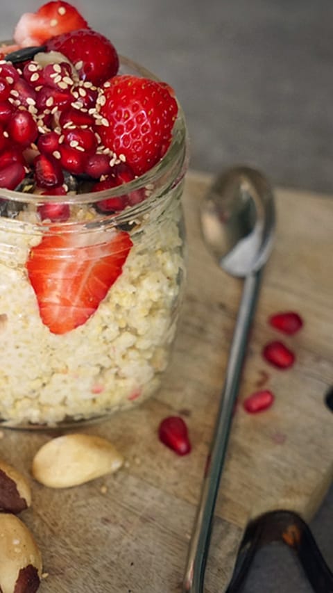 Hirse mit Erdbeeren in einem Glas