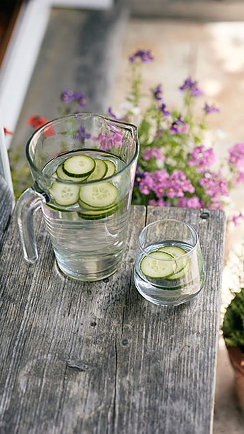 Ein Krug mit Wasser und Gurkenscheiben