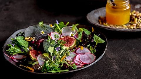 Kräutersalat mit Kamille-Dressing