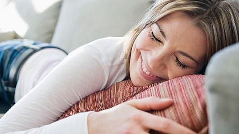 Frau freut sich und lacht