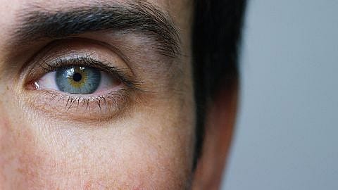 Das Auge eines Mann von nahem