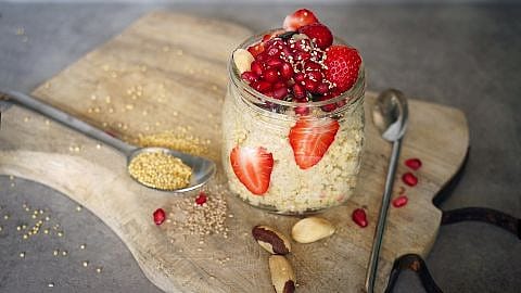 Hirse mit Erdbeeren in einem Glas