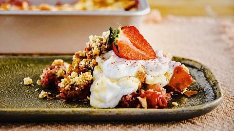 fertiges Hafercrumble dekoriert mit Fruechten
