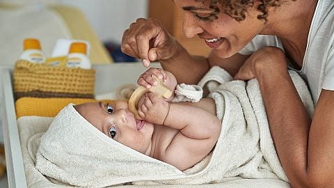 Mutter spielt mit Baby