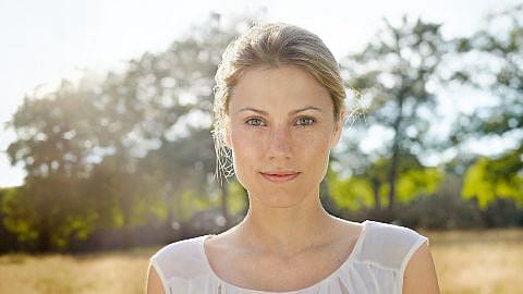 Junge Frau in der Natur