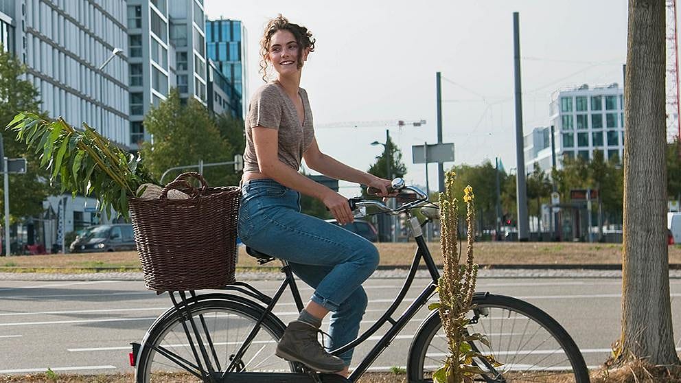 Frau mit dem Fahrrad