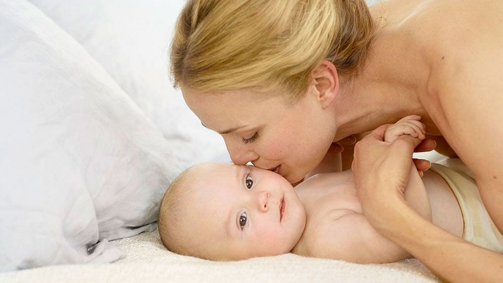 Mutter küsst Baby