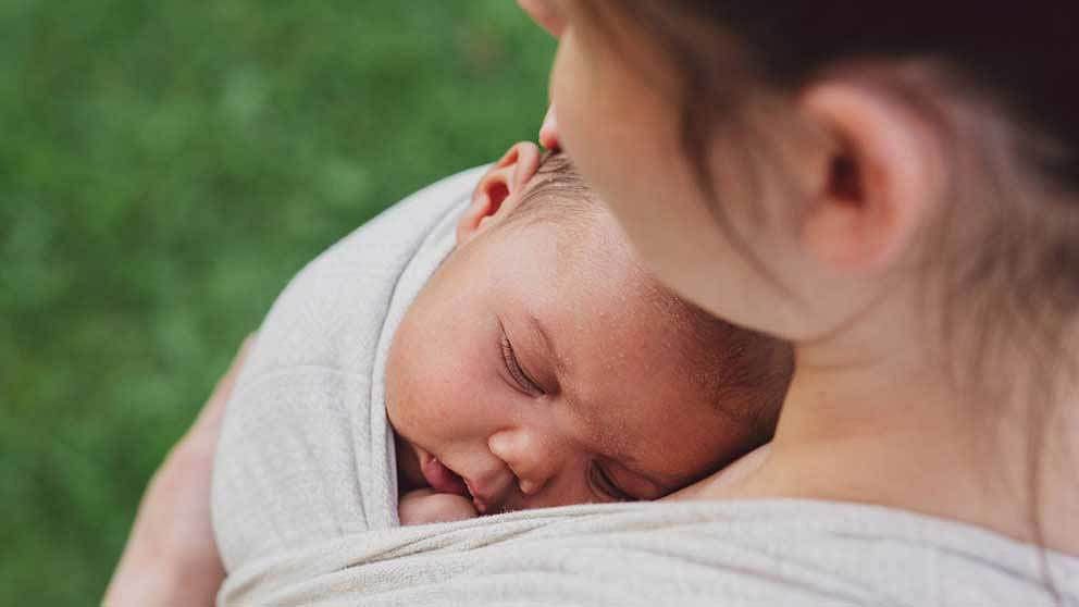 Baby schläft im Tragetuch
