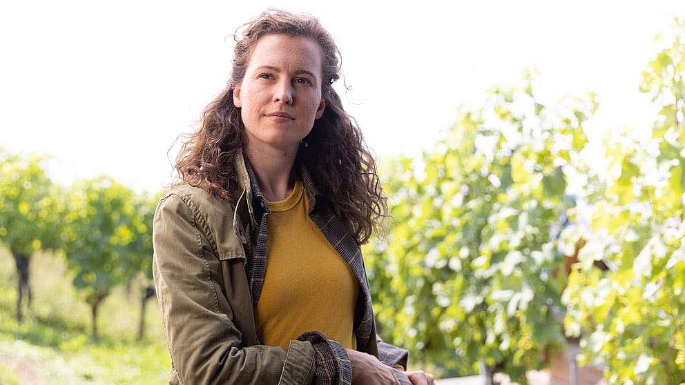 Frau im Weinberg