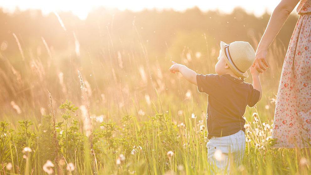 Mutter mit Kind spazieren in der Natur
