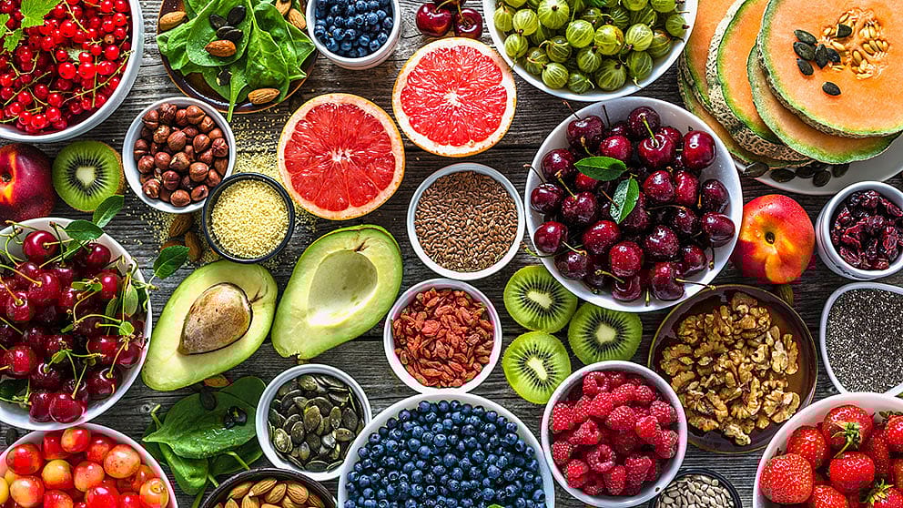 Viele Schuesseln mit Nuessen und Fruechten
