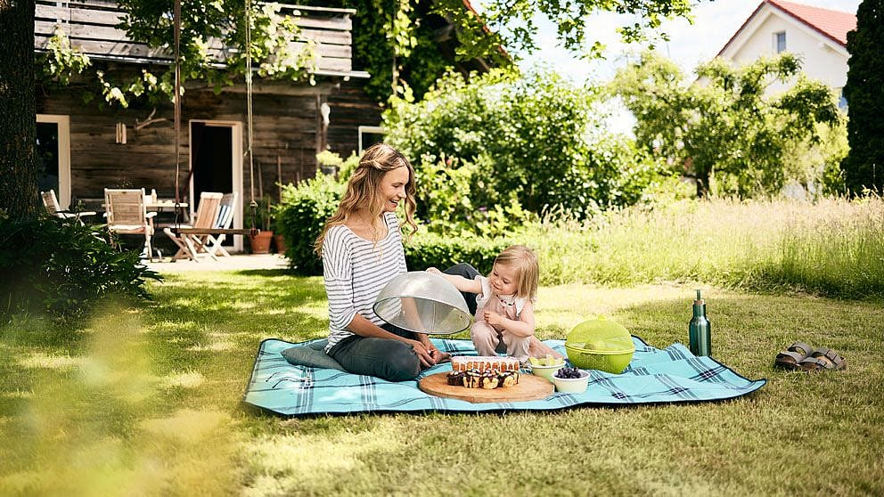 Frau mit Kind beim Picknick