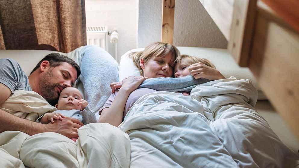 Eltern und Kinder im Familienbett
