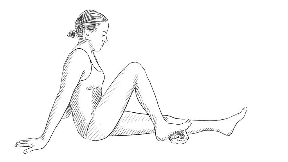 Illustration Frau am Boden sitzend, Fuß dicht am Körper