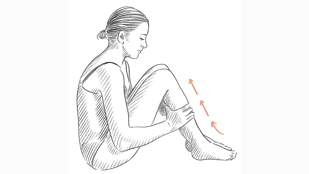 Illustration Frau mit Fuß auf den Boden. Umschließt mit den Händen den Wadenansatz.