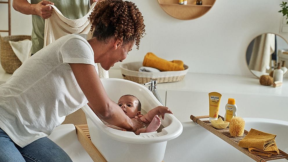 Baby in der Badewanne