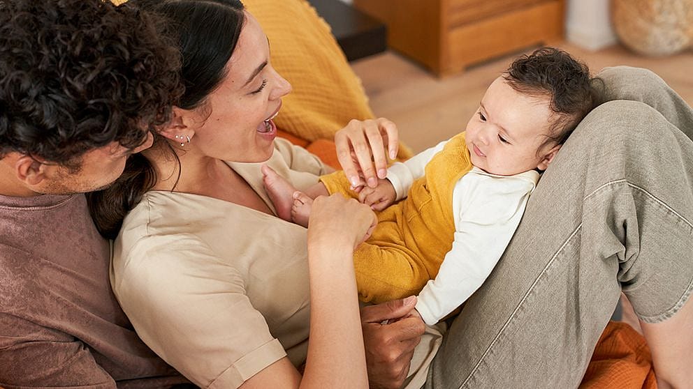 Baby liegt bei Mutter