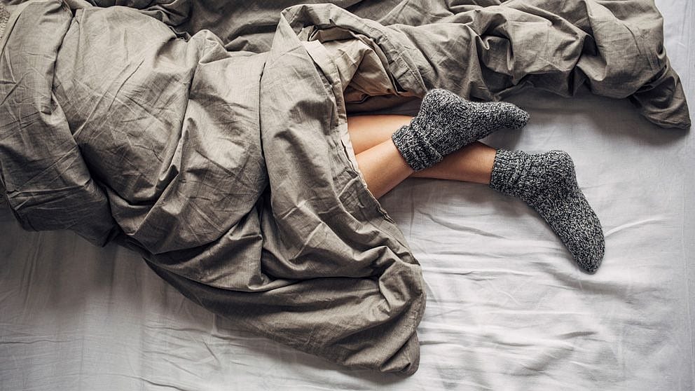 Frau im Bett mit Decke