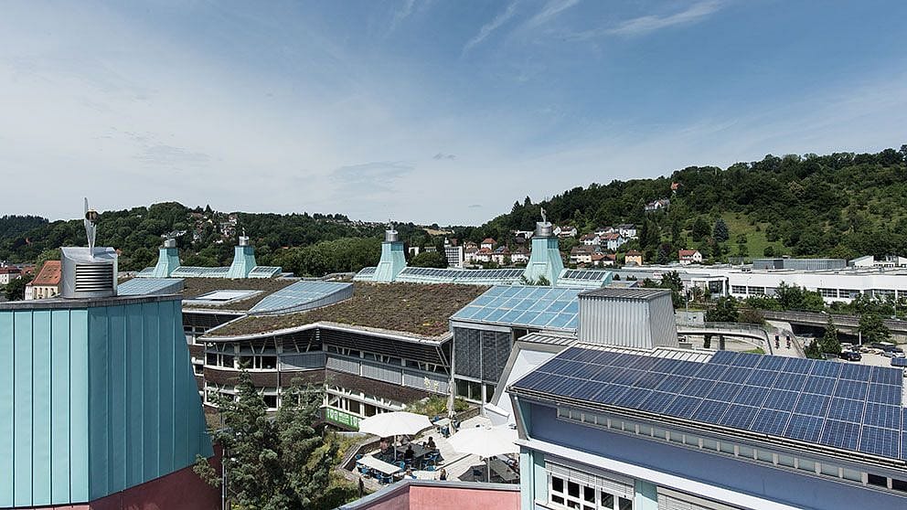 Blick auf die Solaranlage auf den Gebaeuden der Weleda in Schwaebisch Gmuend