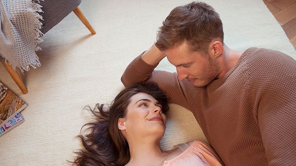 Mann und Frau auf dem Boden