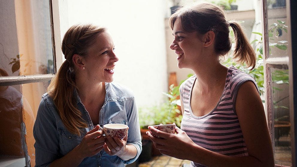 Frauen lächeln einander zu