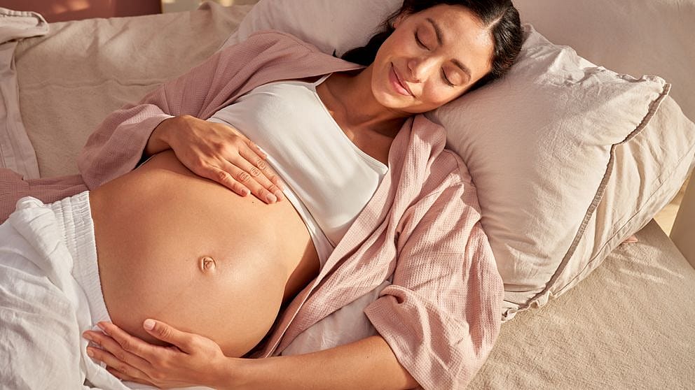 Schwangere streichelt ihren Bauch