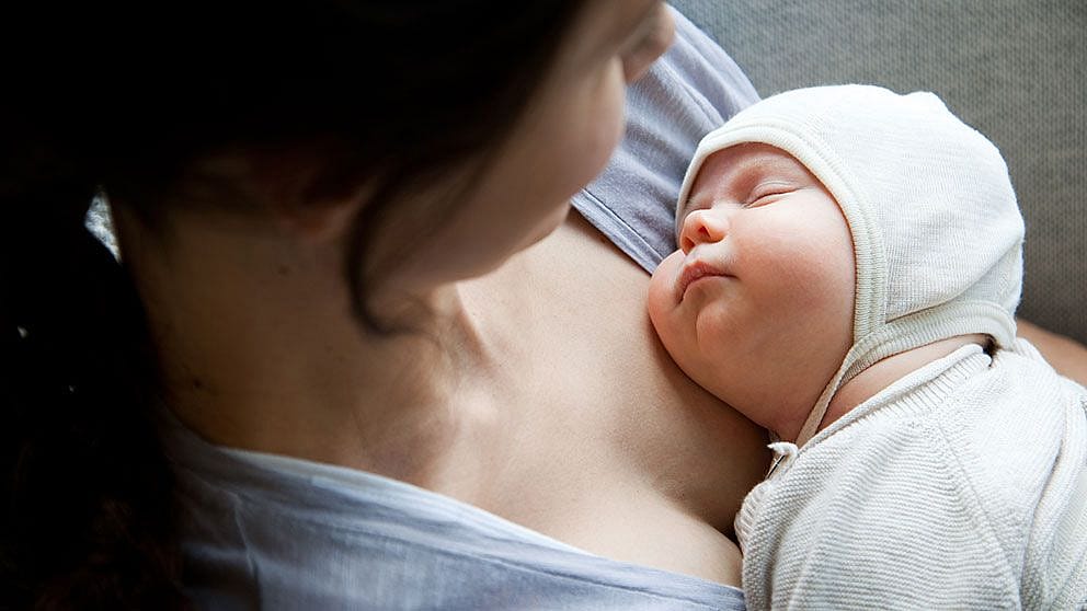 Neugeborenes bei der Mutter auf dem Arm