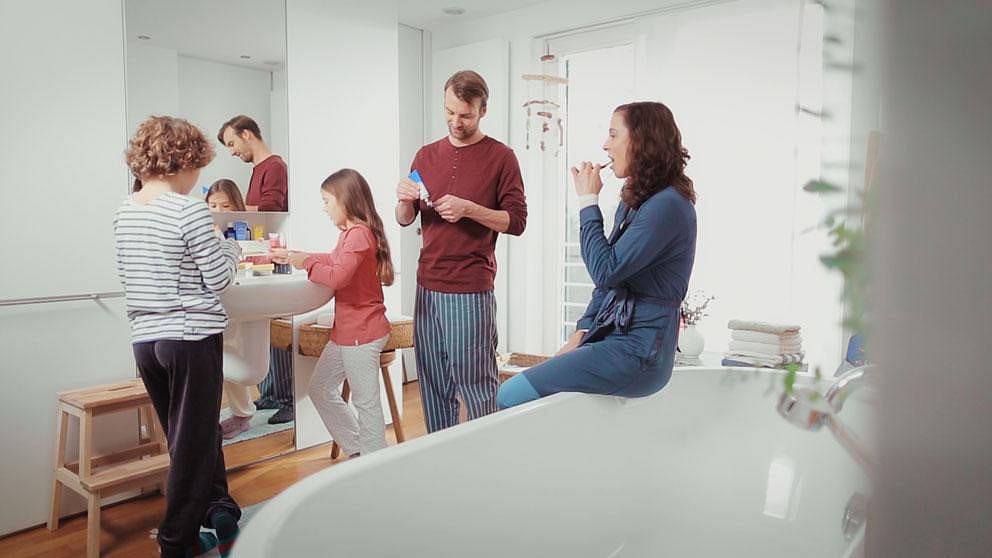 Familie im Bad am Zähne putzen