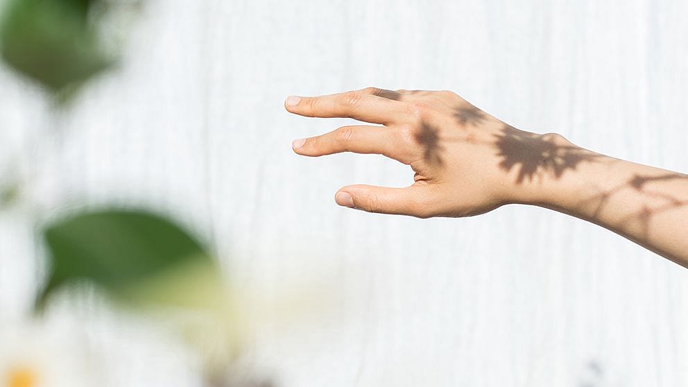 Frau streckt Hand aus
